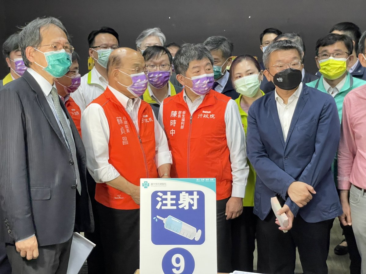 蘇貞昌院長陳時中部長視察兒童疫苗施打站