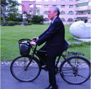 許重義講座教授忙裡偷時間騎腳踏車當運動.jpg