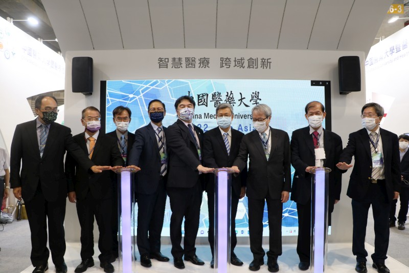陳建仁前副總統王必勝中央疫情指揮官等貴賓替中國醫大暨醫療體系展場主持揭幕式 800