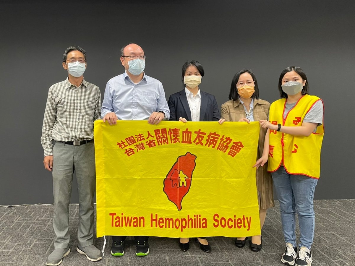 翁德甫醫師左2林秉瑤醫師中鄭恩惠主任右2受血友病協會林旭科事理長之邀於血友 copy
