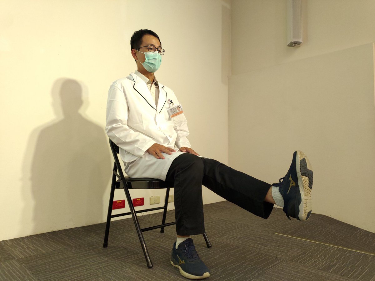 3.坐姿膝伸直運動