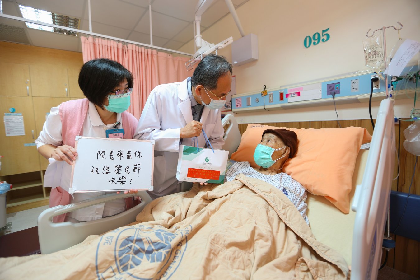 2022 10 28 社工室 榮民節院長探視住院榮民 21 copy