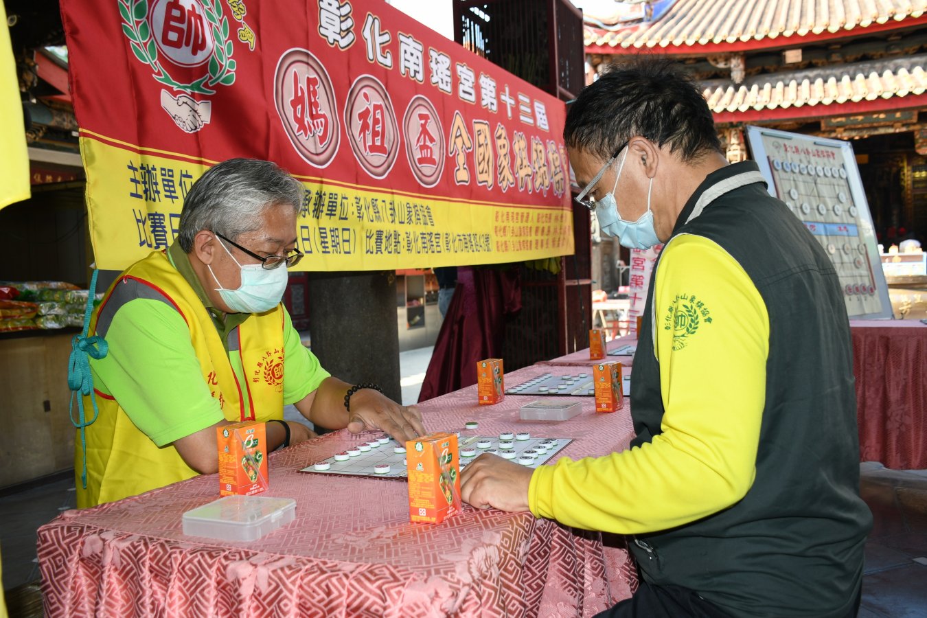 彰化縣八卦山象棋協會總幹事黃英俊右和協會理事黃國俊聚精會神對奕