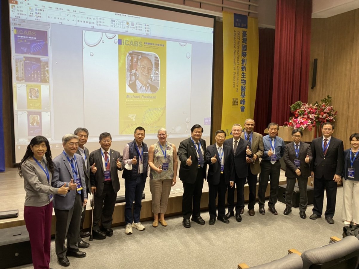 洪明奇校長偕與會貴賓合影 copy
