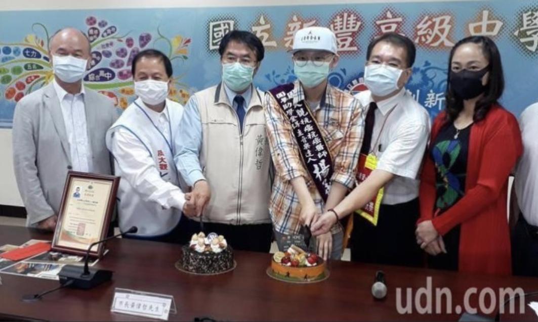 楊承翰同學和台南市長一起慶祝移植幹細胞兩周年的重生日