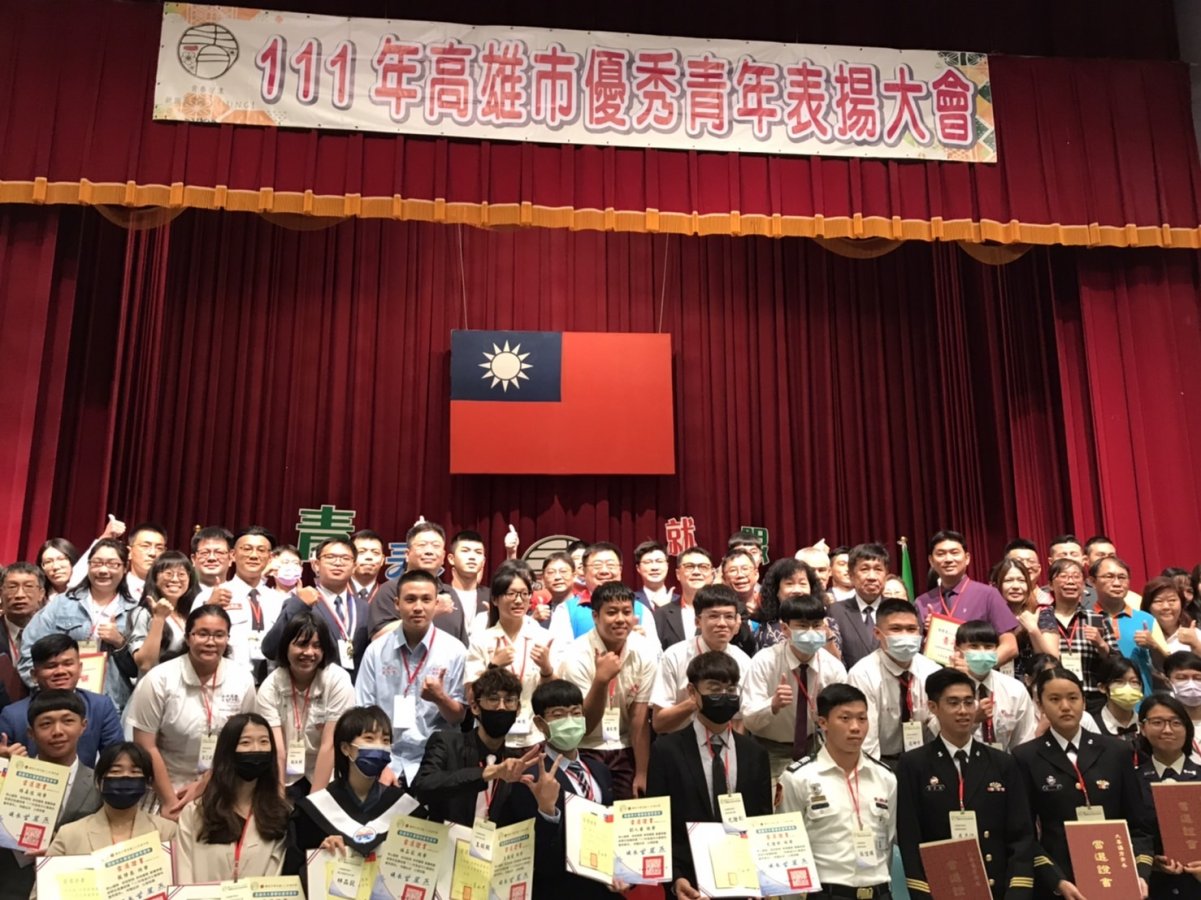 全體獲獎人員合影高雄空大提供