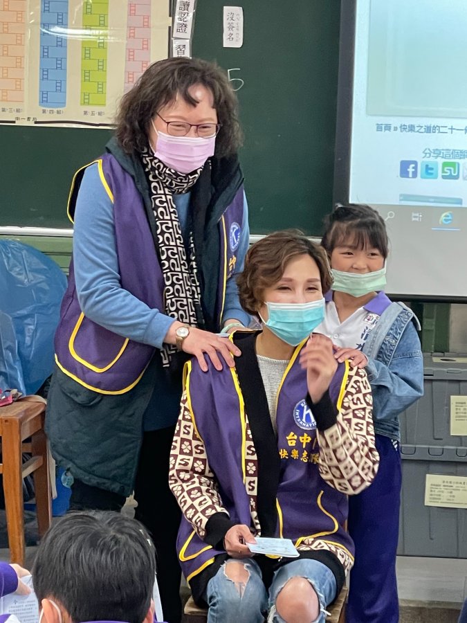 台灣國際同濟會台中區兒童品格教育快樂志工們讓孩子實作如何孝順父母親