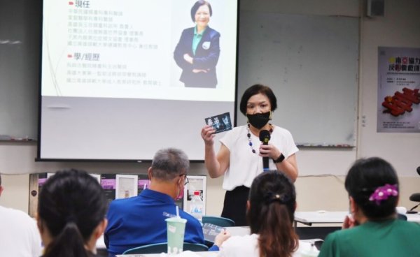 吳醫師與高師大東南亞學碩士在職學生們一起探討東南亞與台灣毒品的現況