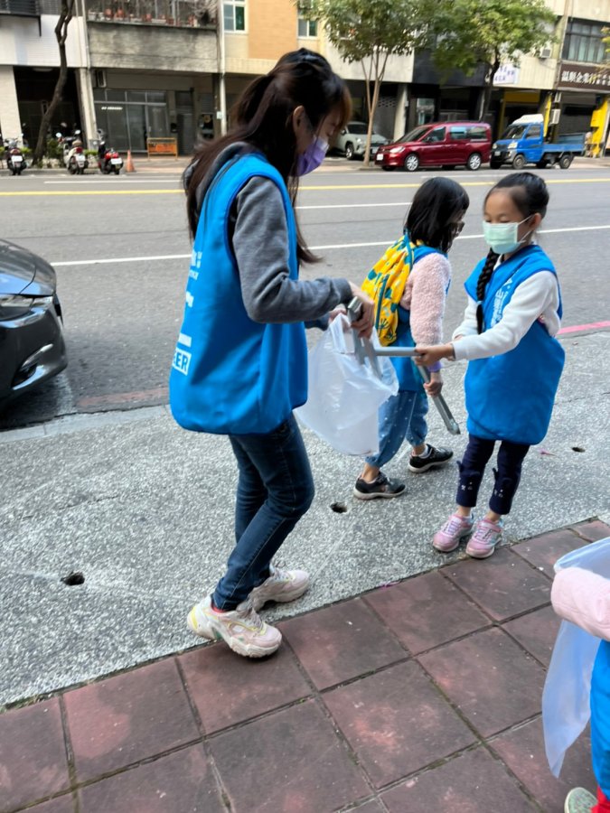 圖一7歲女童Mini利用周末與媽媽一起參與掃街活動