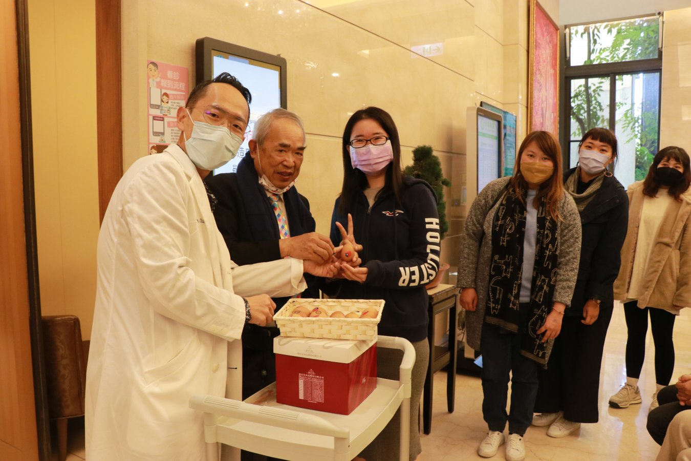 執行長幫院長慶70大壽送元旦國旗蛋給不孕病人2