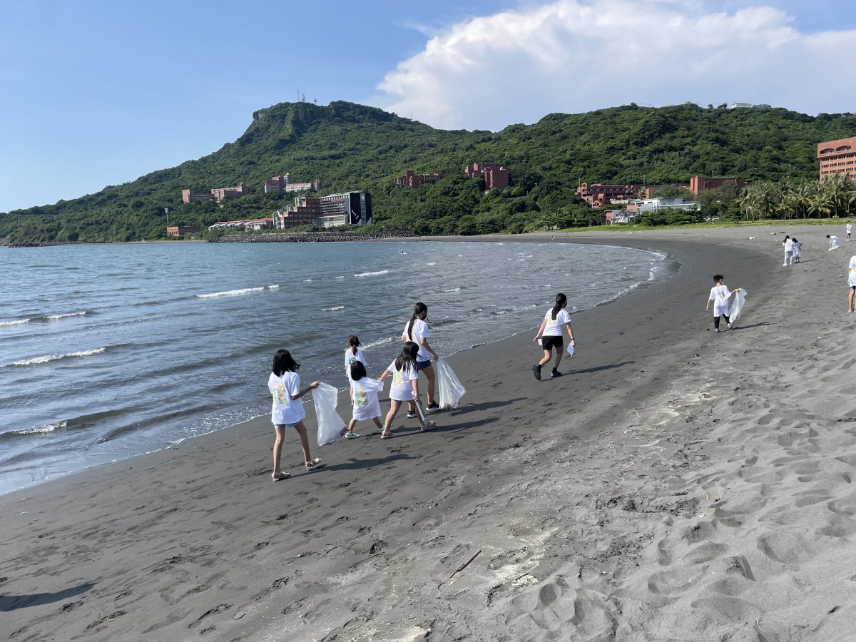 大小志工不畏豔陽努力恢復大海原本的樣貌