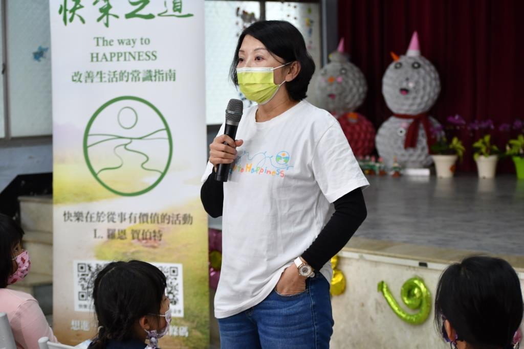 大心人文學院執行長賴克敏和學生們分享品德教育資料