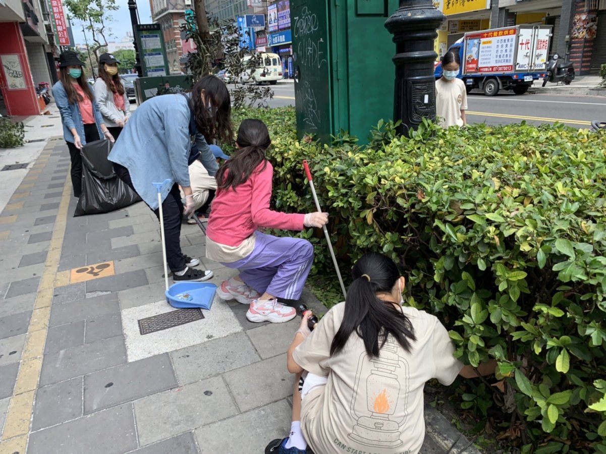 學生們身體力行進行環境清潔為社區注入正能量