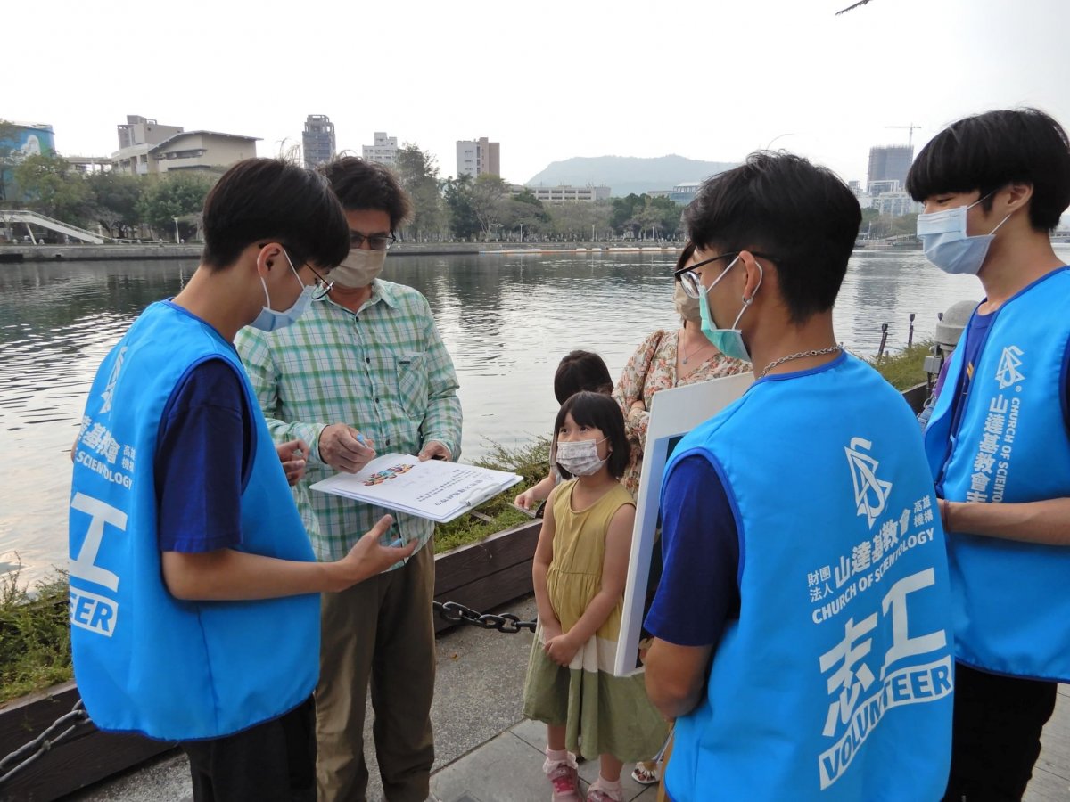 志工邀請民眾簽署響應支持國際反種族歧視日