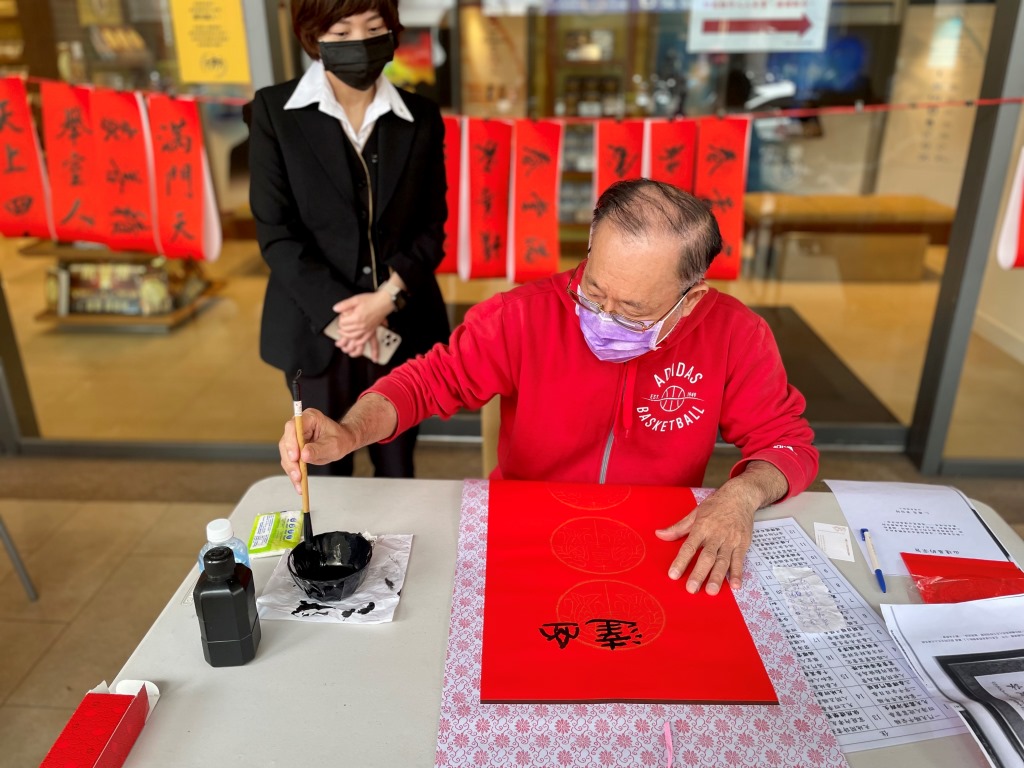 書法大師蔡明智揮毫贈春聯給民眾