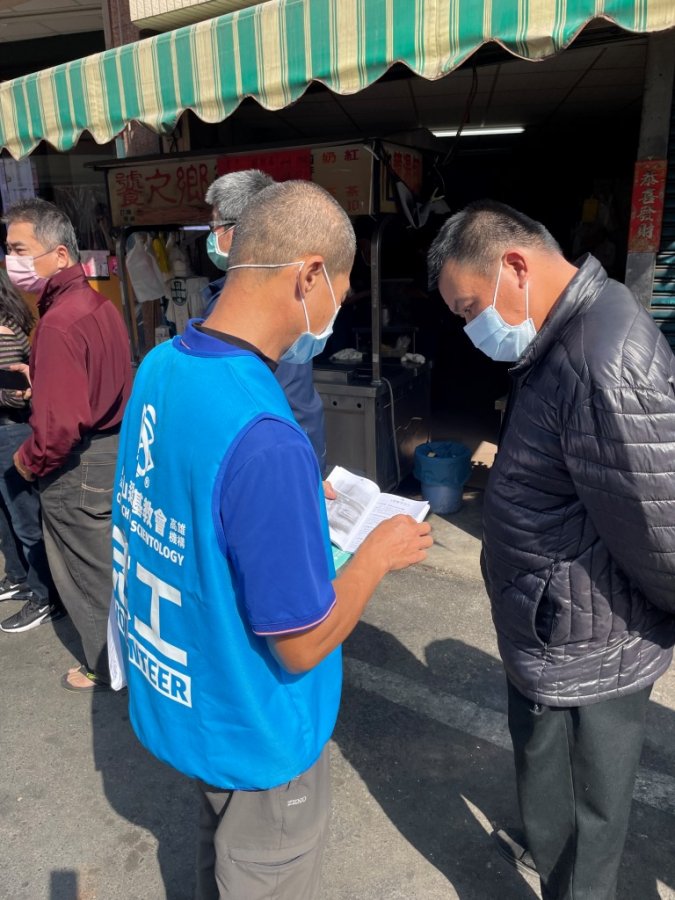 民眾仔細聆聽志工介紹的快樂之道