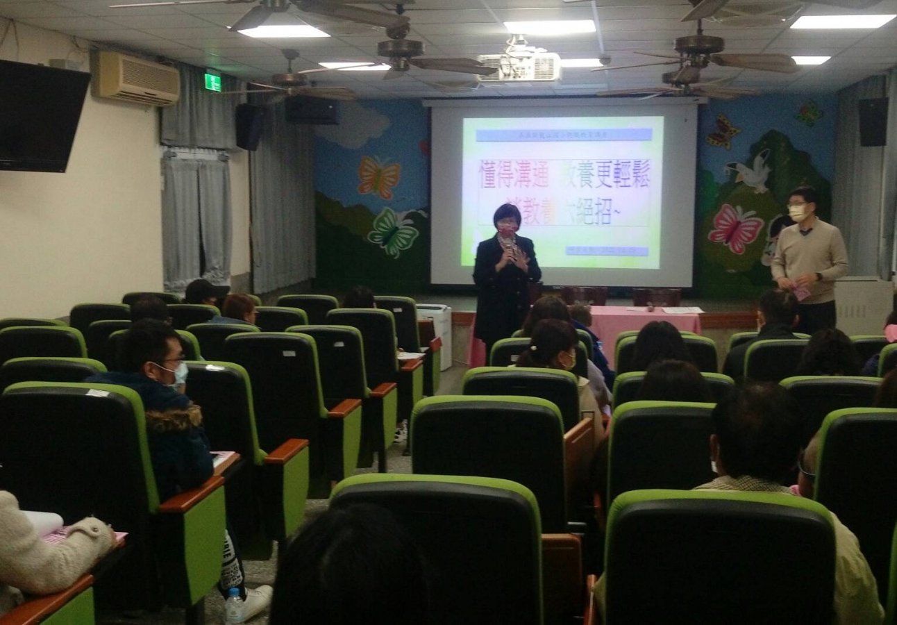 講師提醒家長成為孩子的朋友建立互信關係是親子關係圓融的不二法門