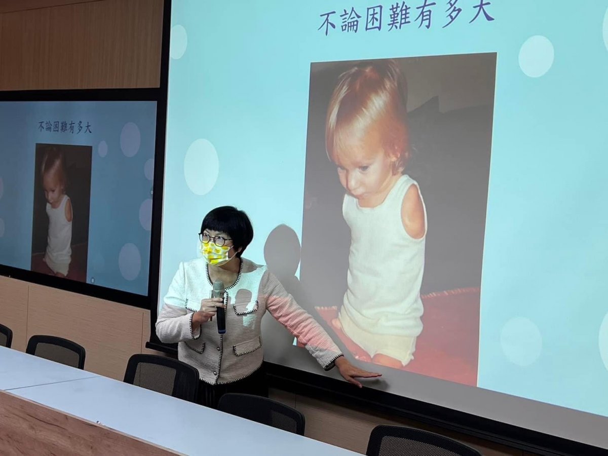 講師林妙香鼓勵孩子面對未來困境時如何永不放棄繼續往目標邁進