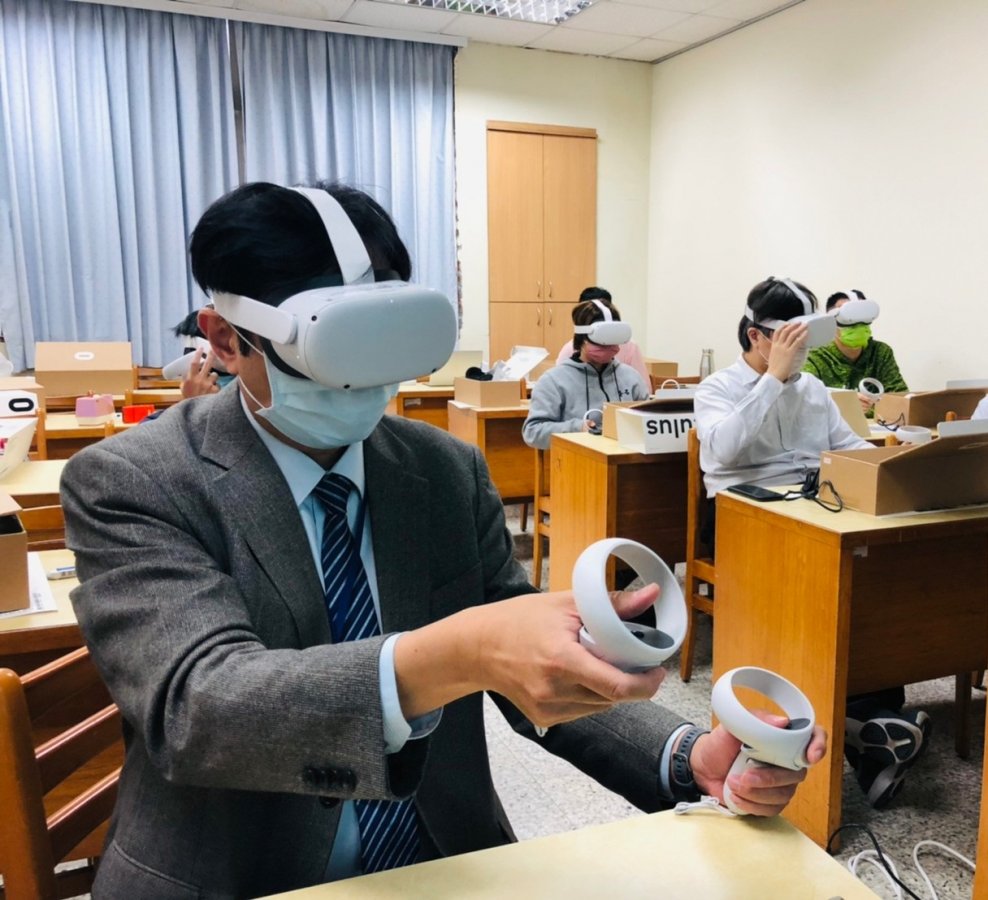 顏宏融院長與師生一同體驗VR針灸教學虛擬系統