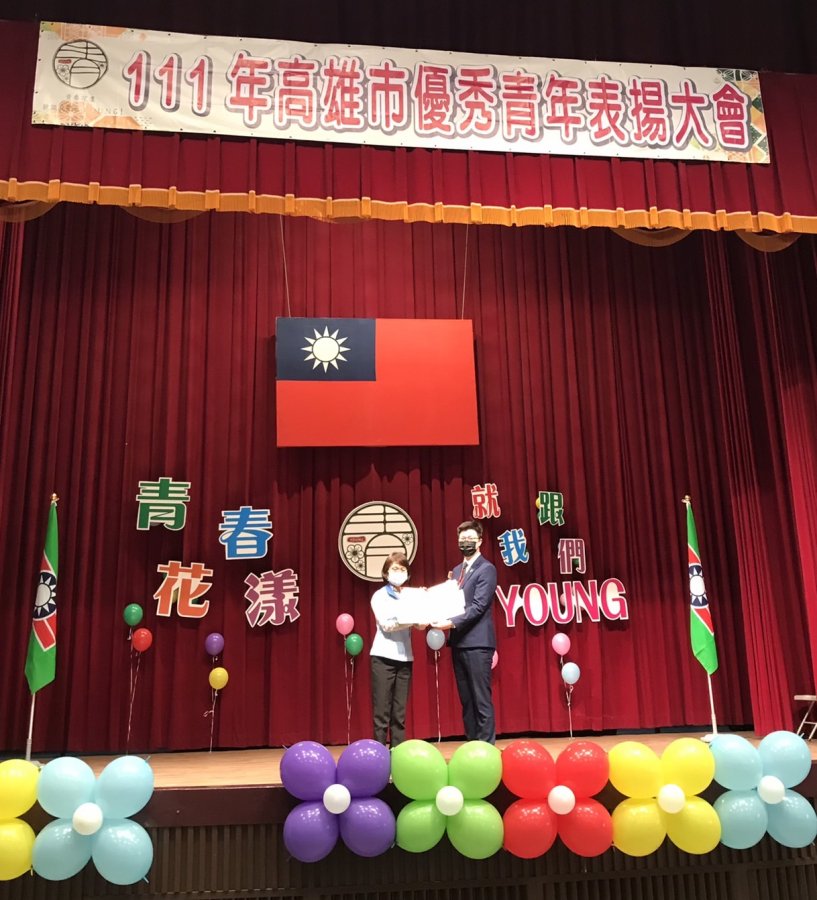 高雄市議會議長曾麗燕左一頒發優秀青年獎予高雄空大學生莊凱仲右一高雄空大提供