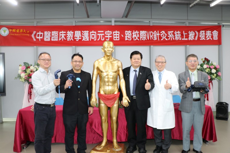 洪明奇校長鄭隆賓院長校院AI人工智慧研究團隊與合作廠商代表合影800 copy