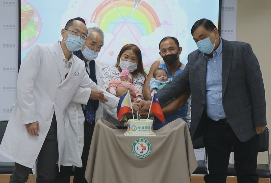 菲國夫婦抱龍鳳胎與李茂盛院長.李俊逸執行長合照