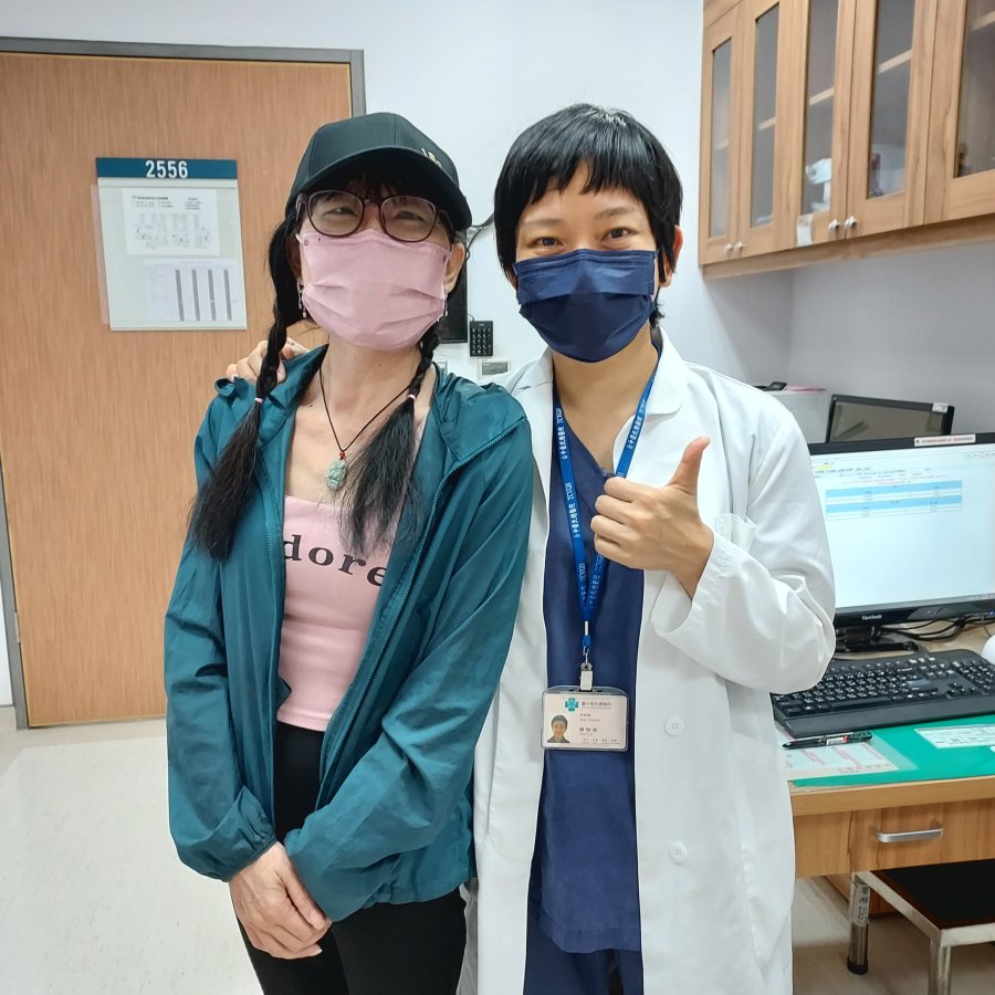 陳怡儒醫師與病患合影