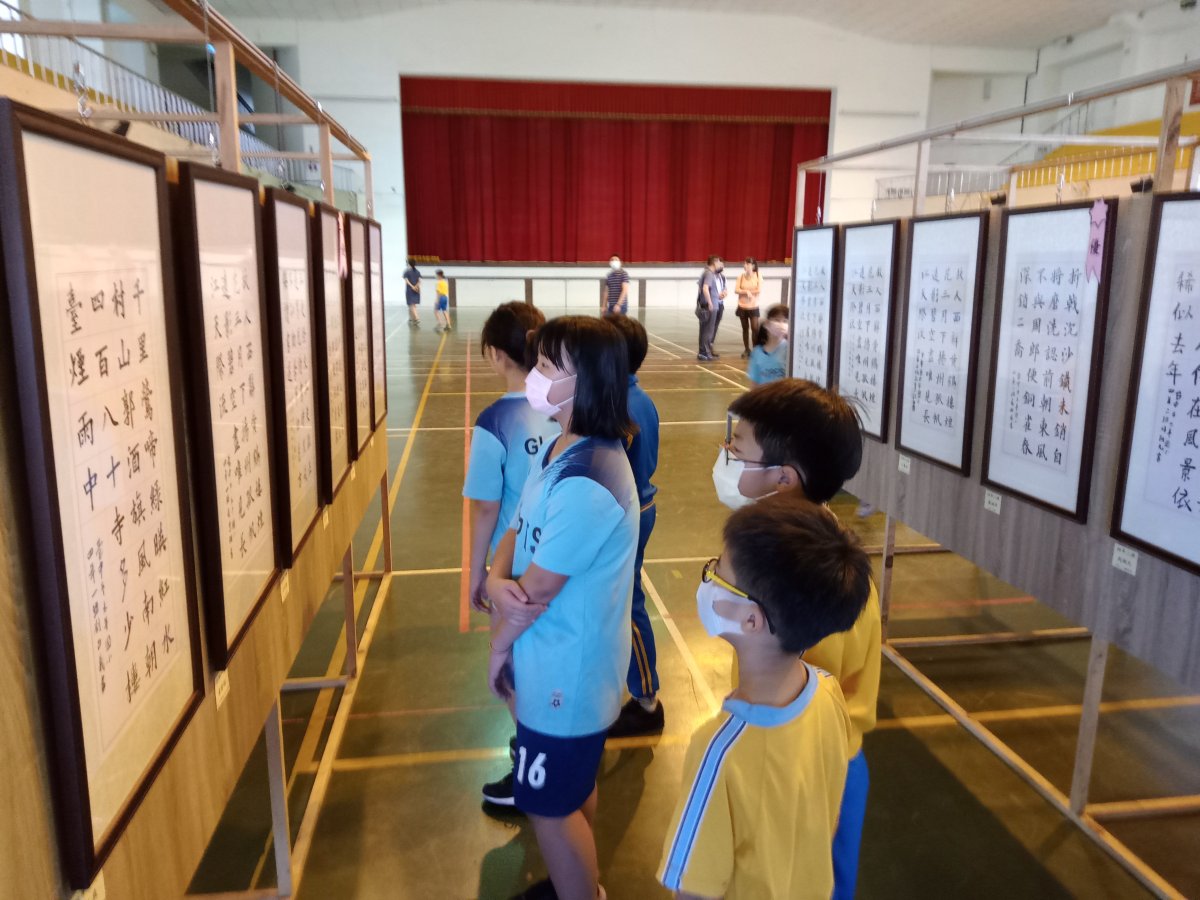 仔細欣賞同學們的作品培養審美觀