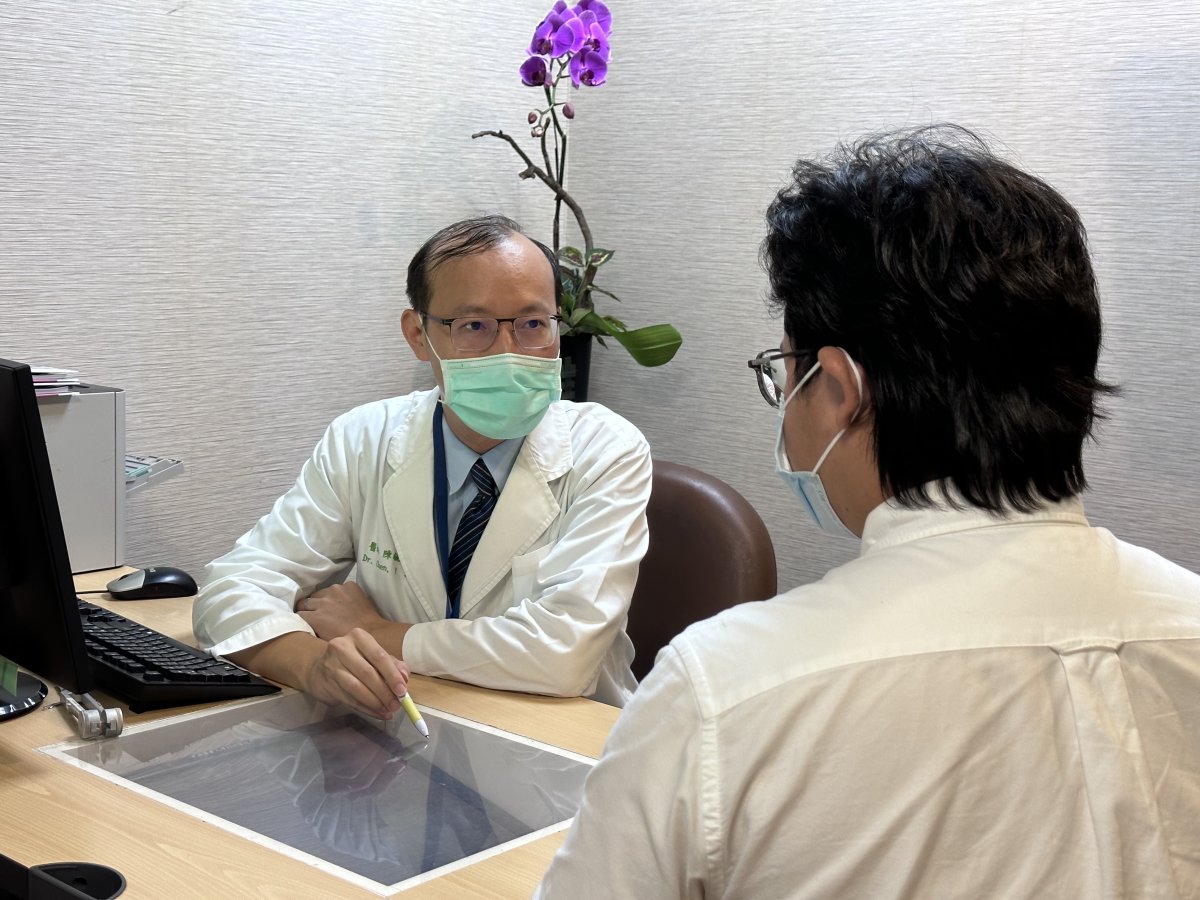 圖2中醫大附醫健康醫學中心健康檢查科陳毓隆主任呼籲民眾透過定期健康檢查掌握自