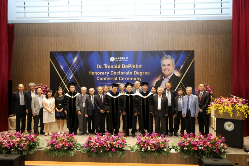 中國醫藥大學112學年度名譽博士頒授典禮與會貴賓合影800 copy