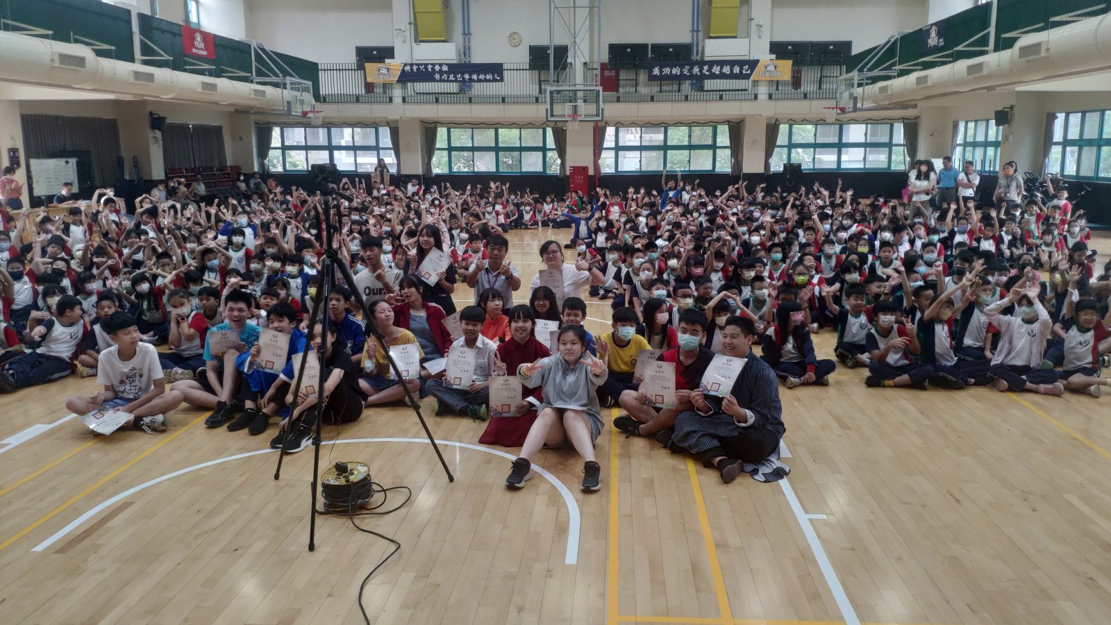 相聲劇團演員及成功國小學子大合影 copy