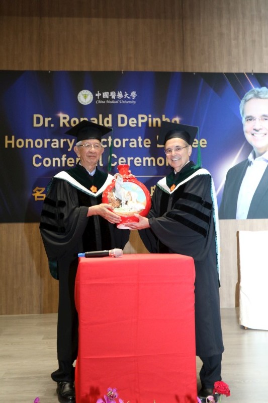 蔡長海諾貝爾講座李遠哲院士致贈Dr.DePinho三羊開泰禮品 800