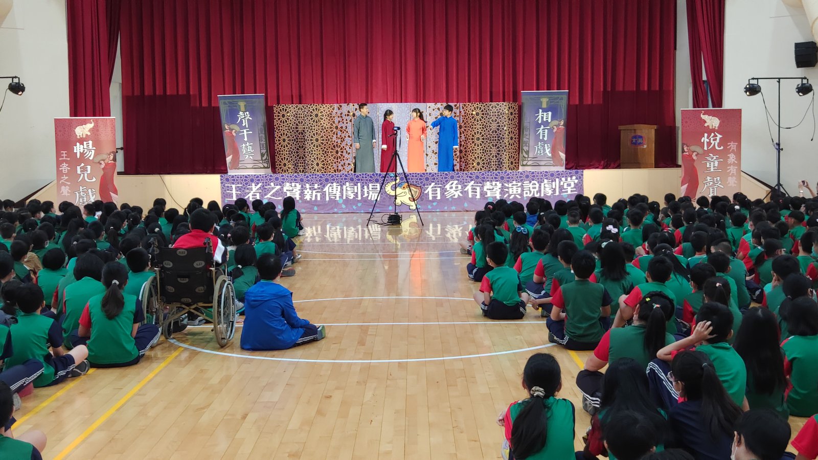 藉由相聲的表演營造說好話的友善校園