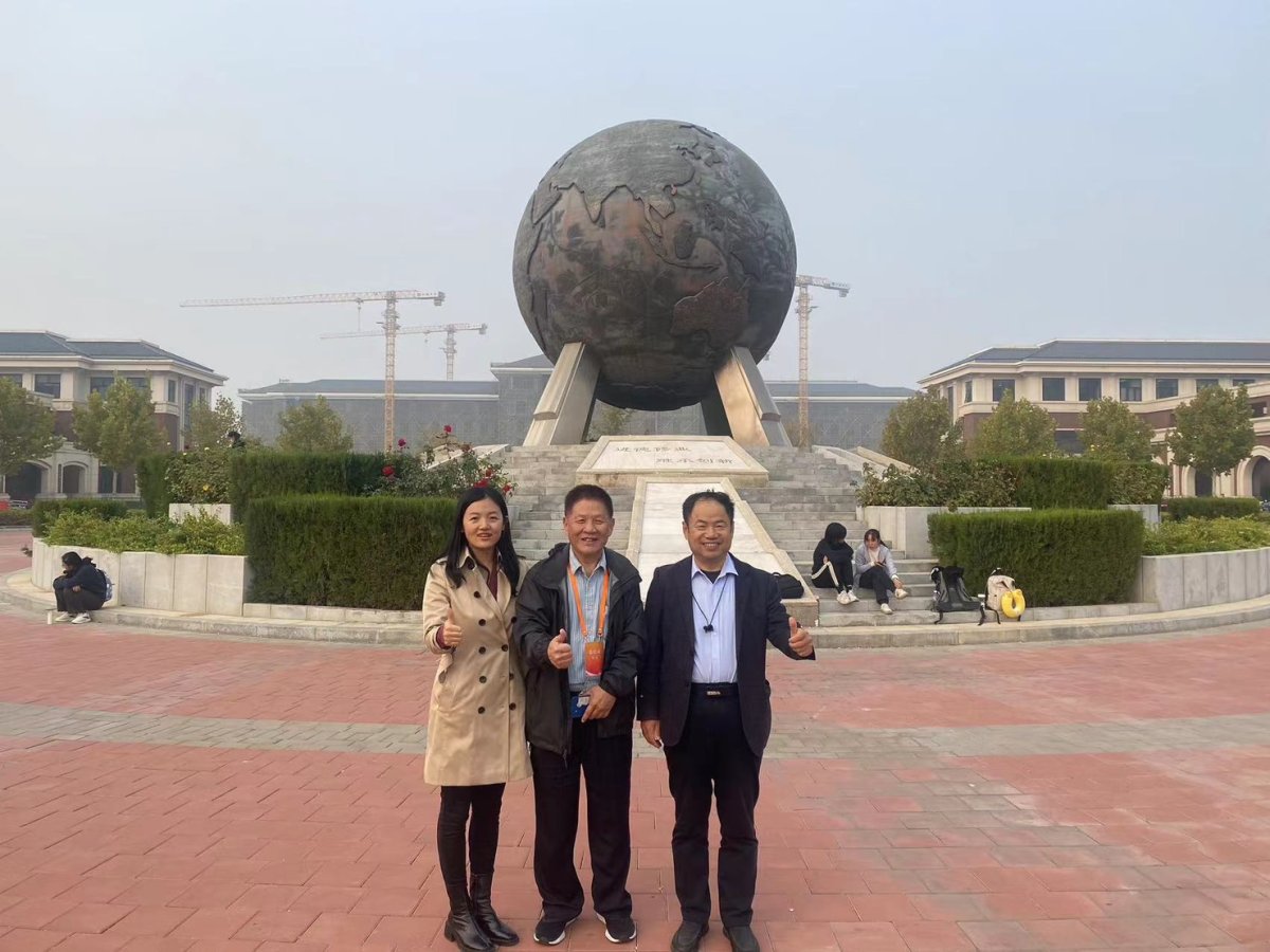 王保衛秘書長吳嵩山主任在教師陪同參觀校園