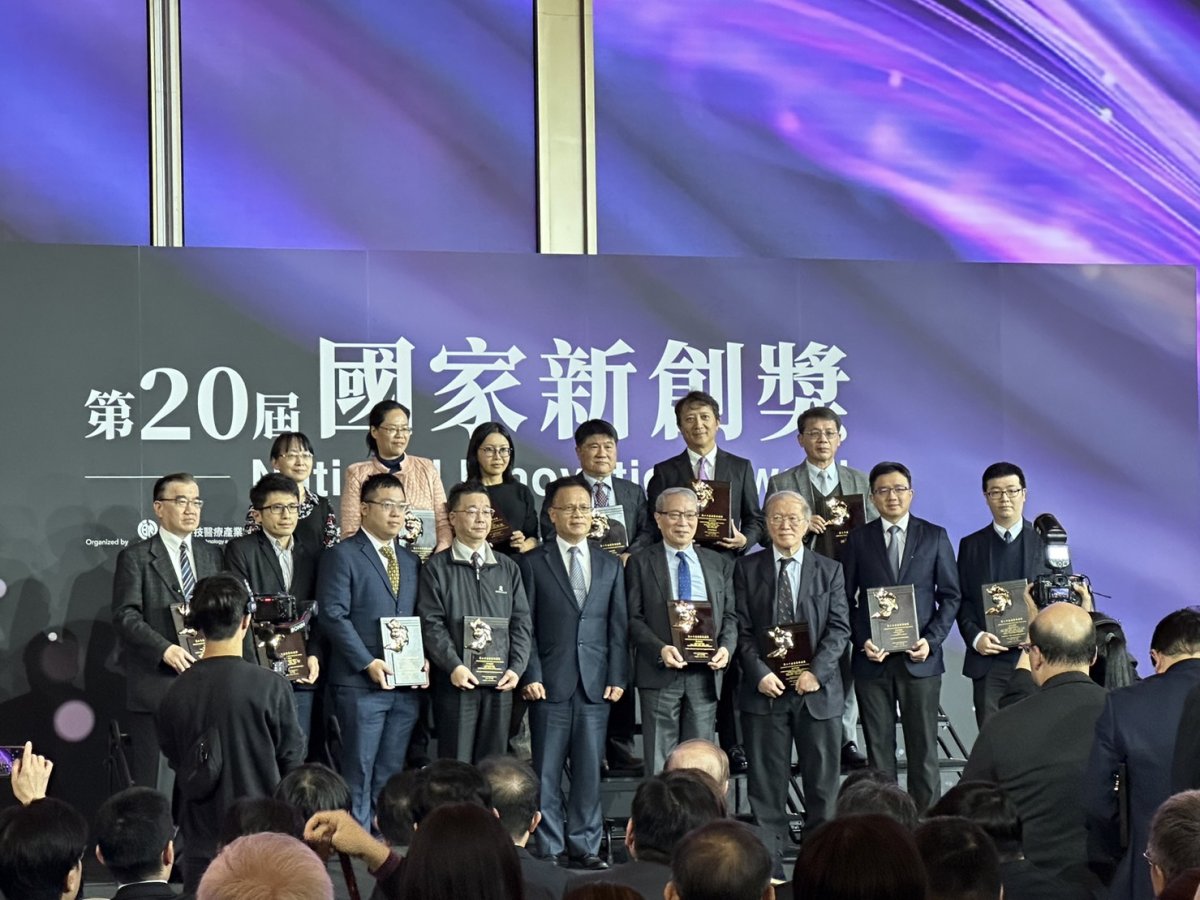 中醫大學校院務發展委員會執行長鄭隆賓院長率領榮獲今年國家新創獎的體系研究團