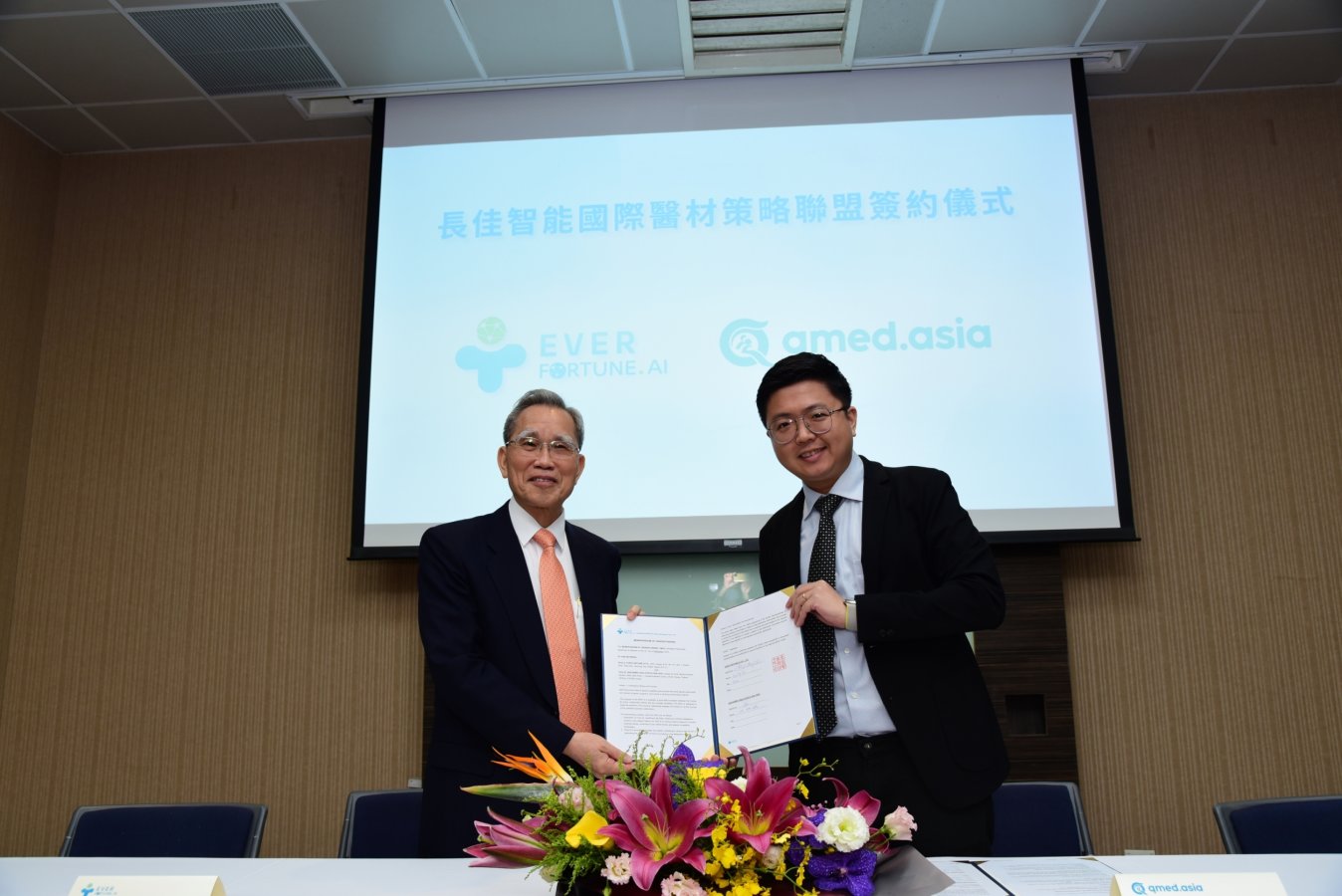 圖一長佳智能陳明豐董事長與Qmed Asia執行長Dr. Kev Lim簽訂策略聯盟協議