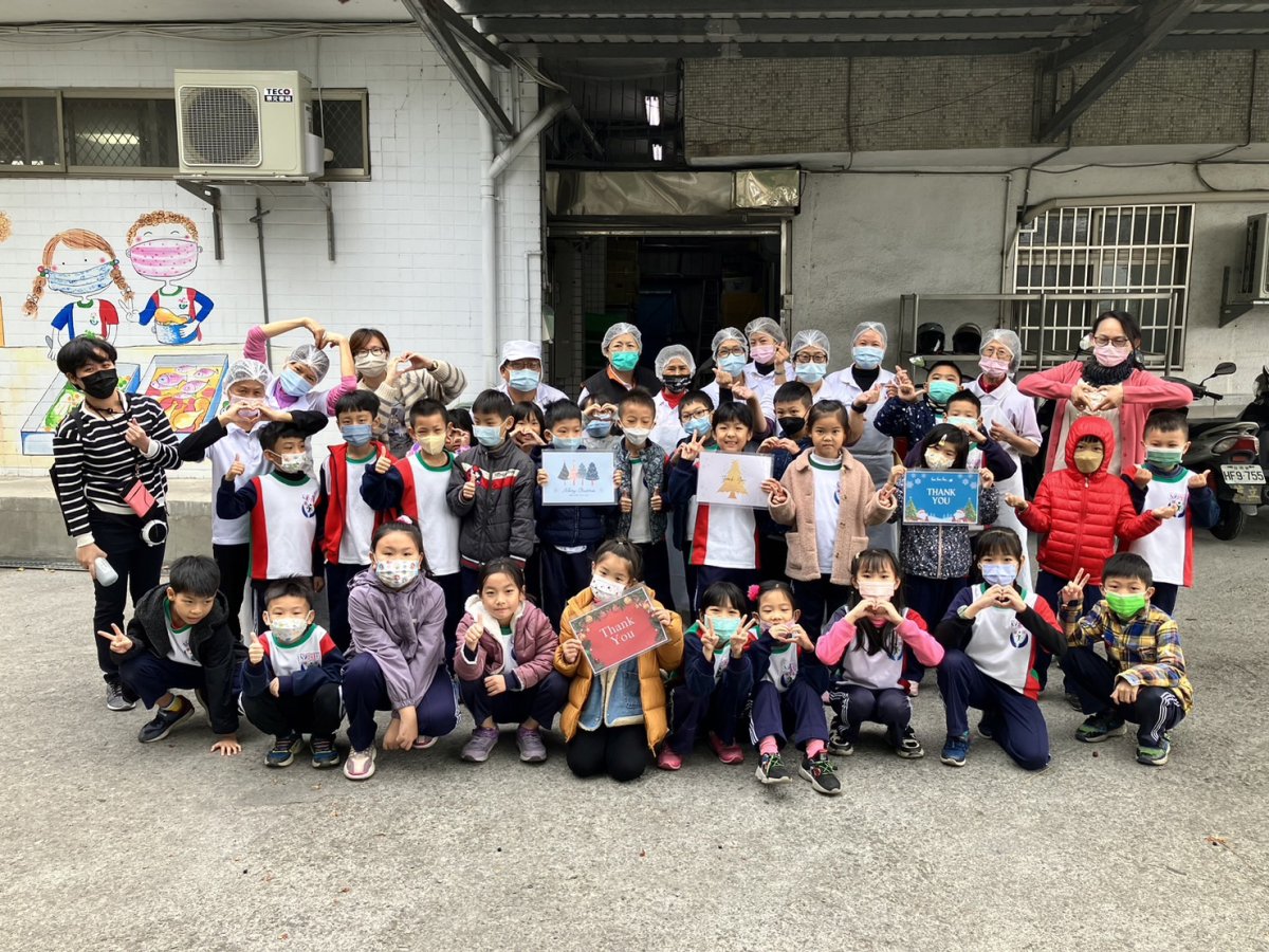 學生們和廚房阿姨大合照