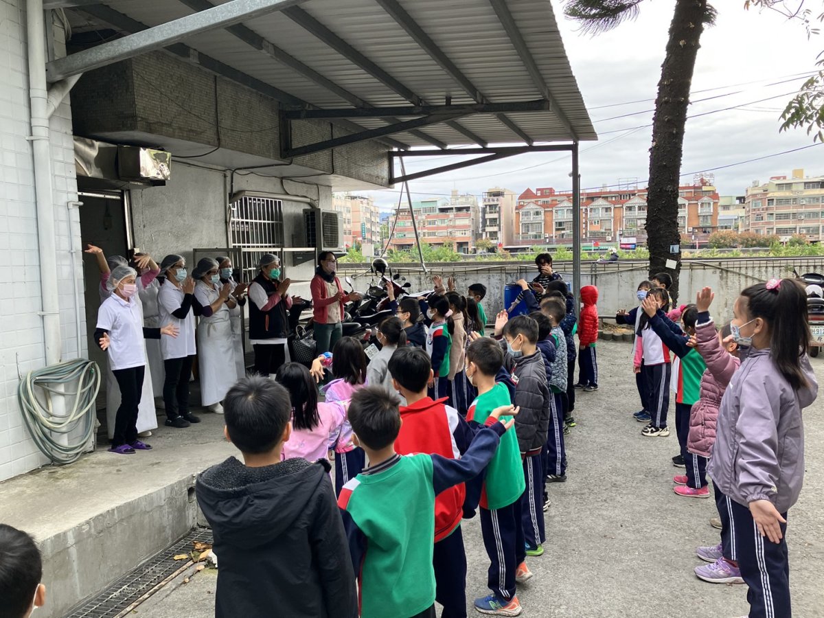 學生們唱出對廚房阿姨的感謝之意