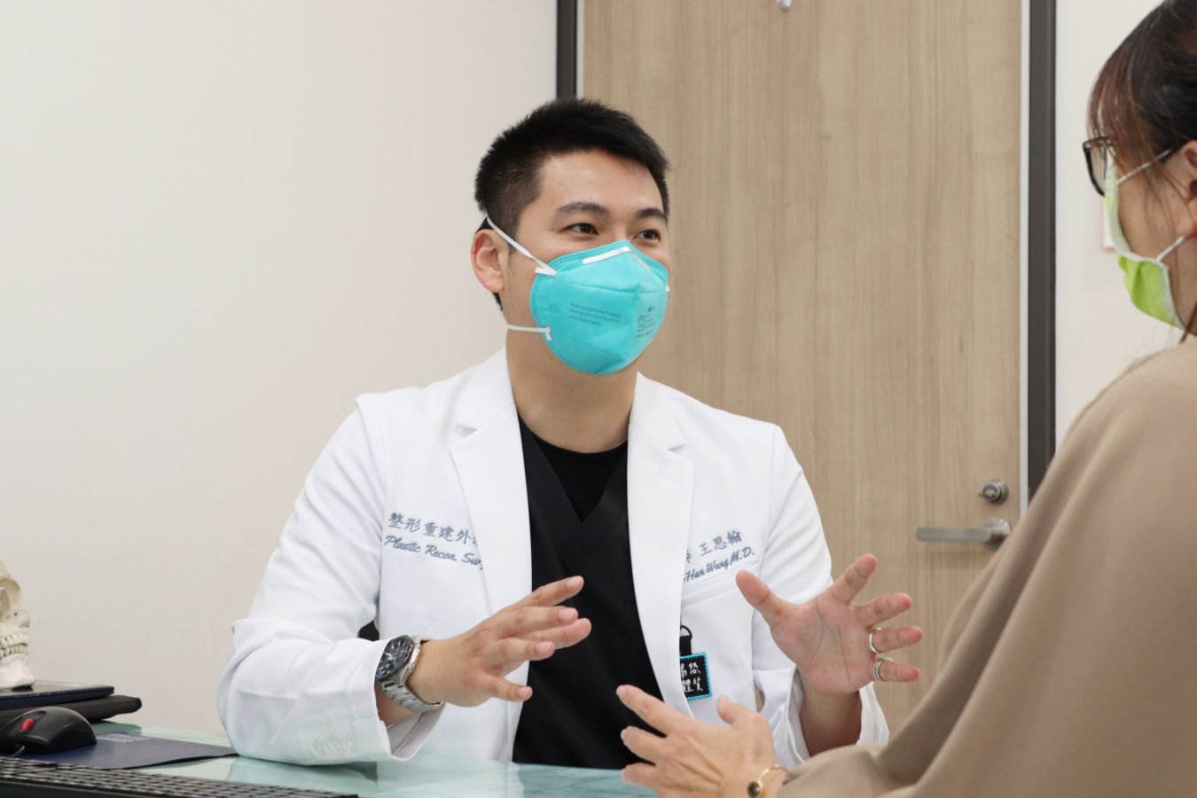 照片王思翰醫師建議若有手指或手掌骨骨折的情況可尋求專業整形外科醫師的評