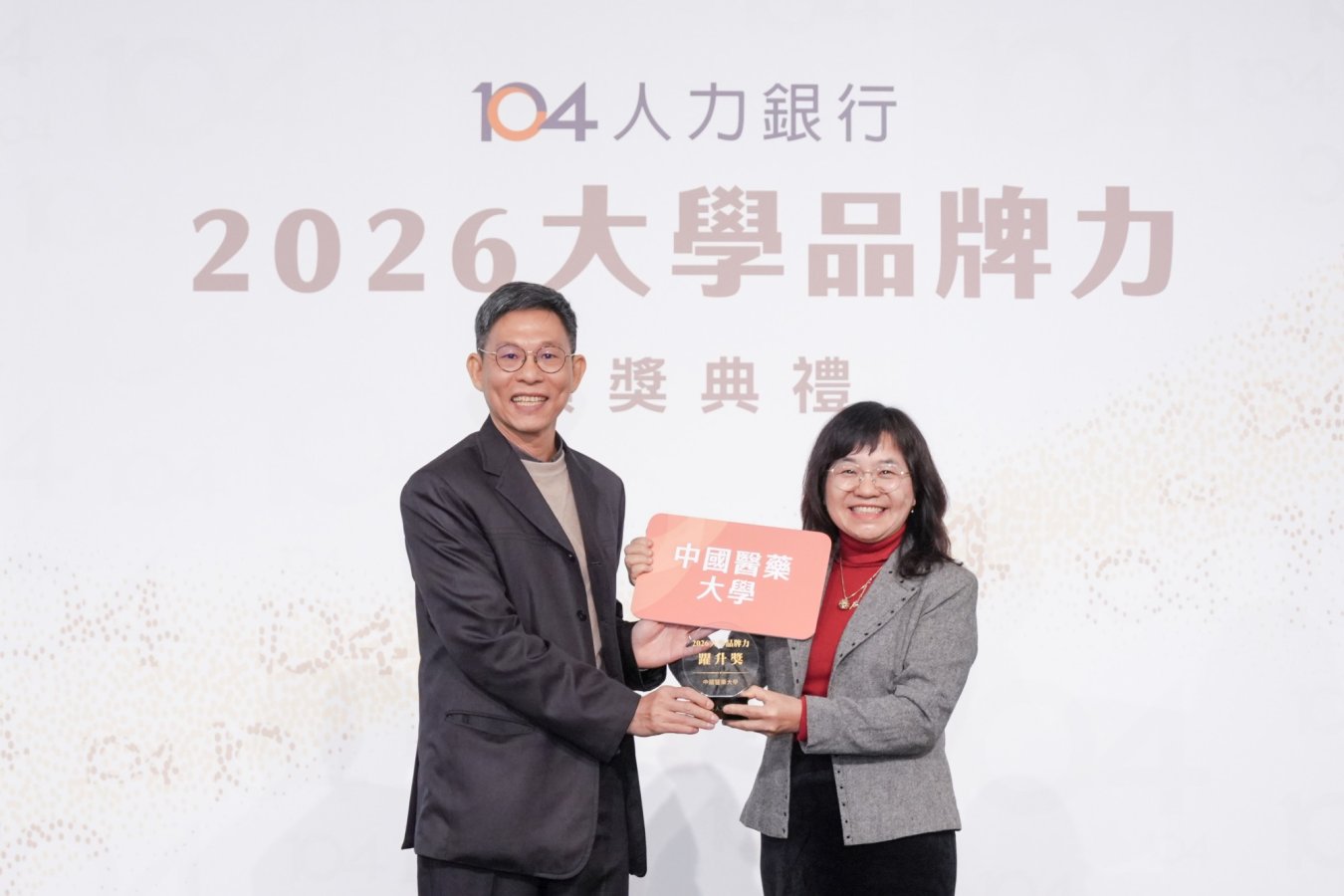 11林孟亮學務長代表學校出席領獎2000