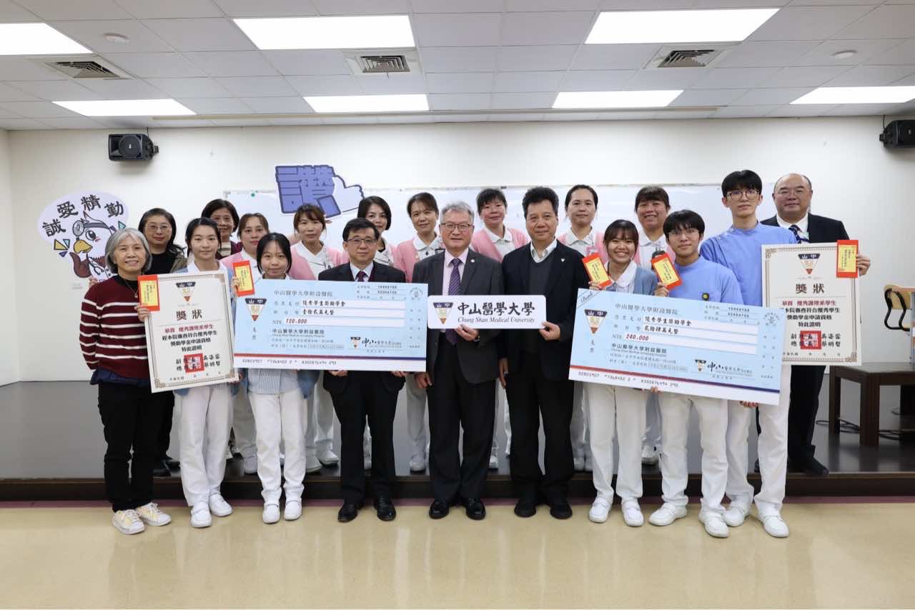 C圖二一排左一中山醫大護理系黃正宜主任一排左四中山附醫醫療部詹貴川副院長