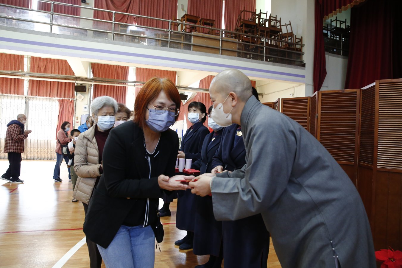 圖七 精舍法師代表上人發送福慧紅包S 66961512攝影 林春明 1