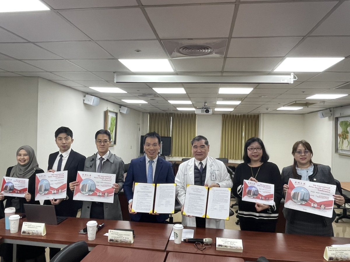 圖三左二中山附醫國際醫療中心呂育碩執行長左三中山附醫教師成長中心黃昭硯主