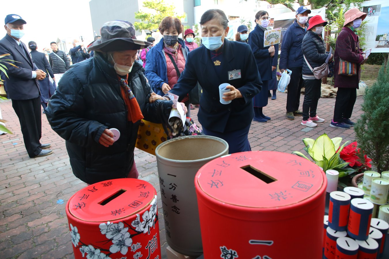 圖六 會眾帶來竹筒善款投入功德海助人1767528726700攝影 許昆龍 1