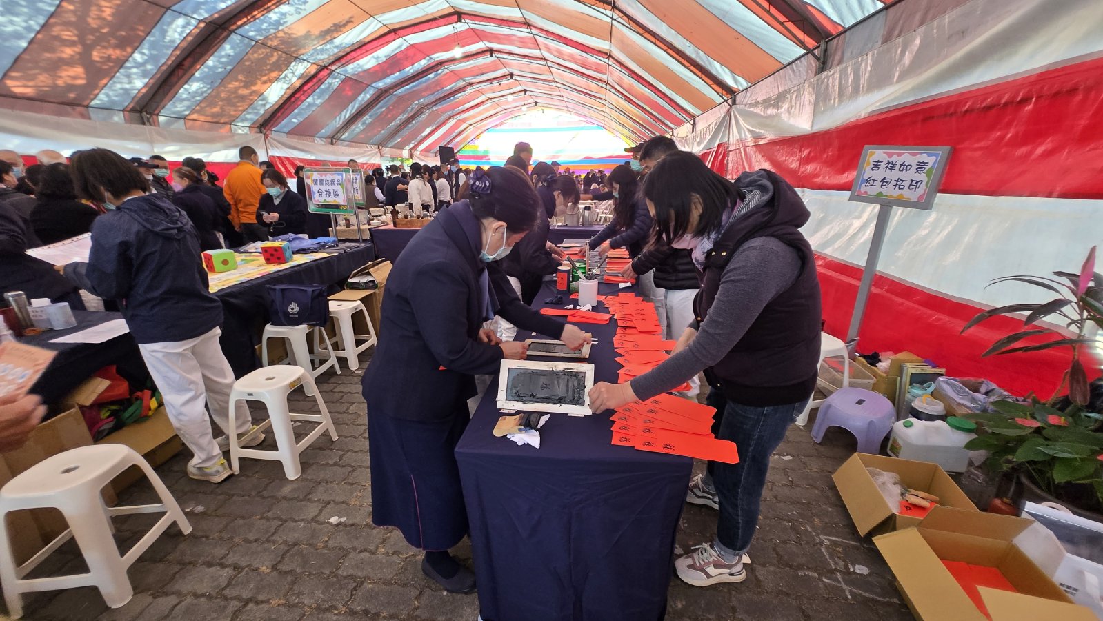 圖四 戶外攤位各具特色吸引民眾闖關參與20260104 094947攝影 許昆龍