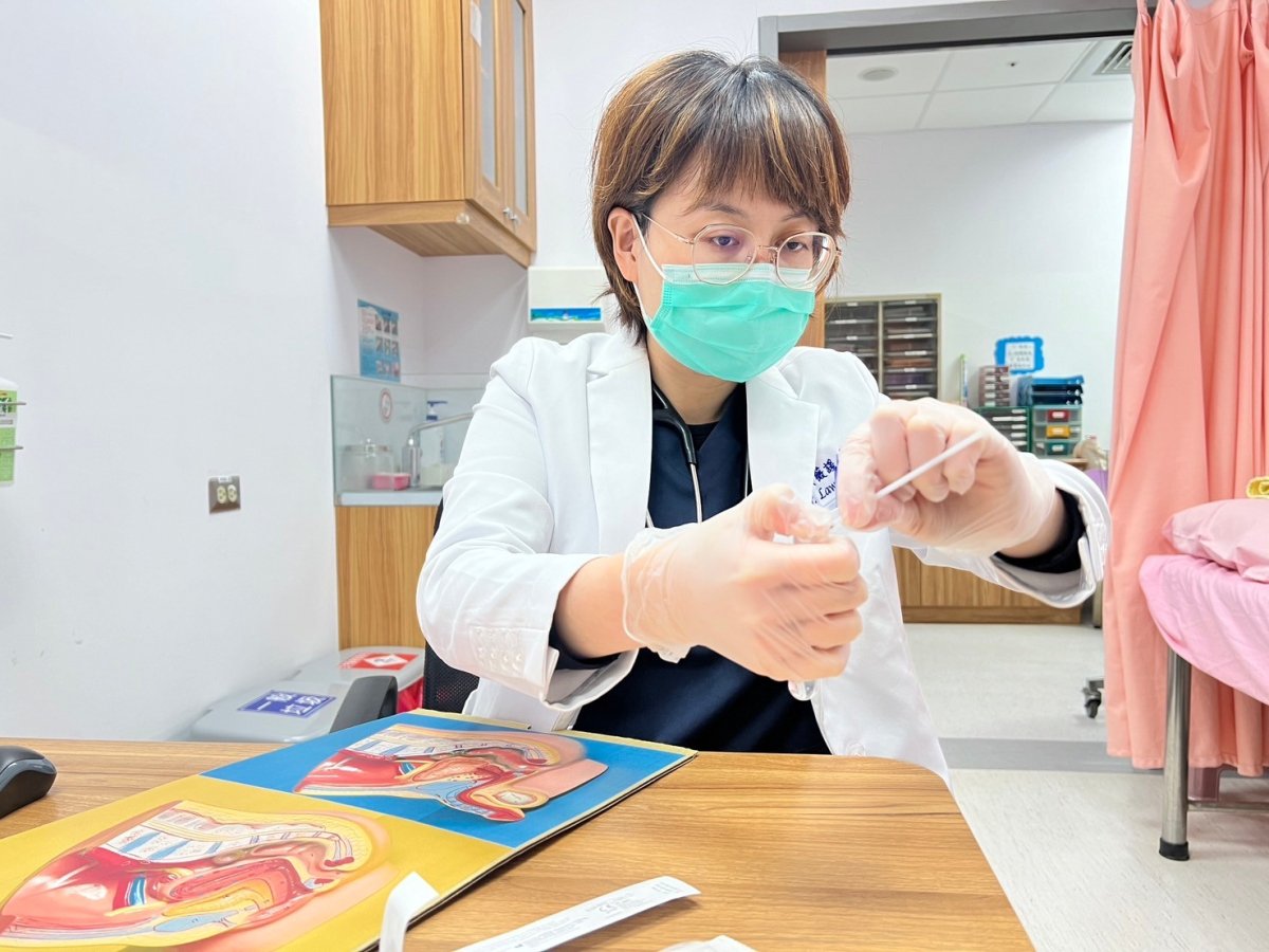 圖說臺中榮總感染科醫師黃薇諼於門診採檢披衣菌及淋病的核酸擴增檢測