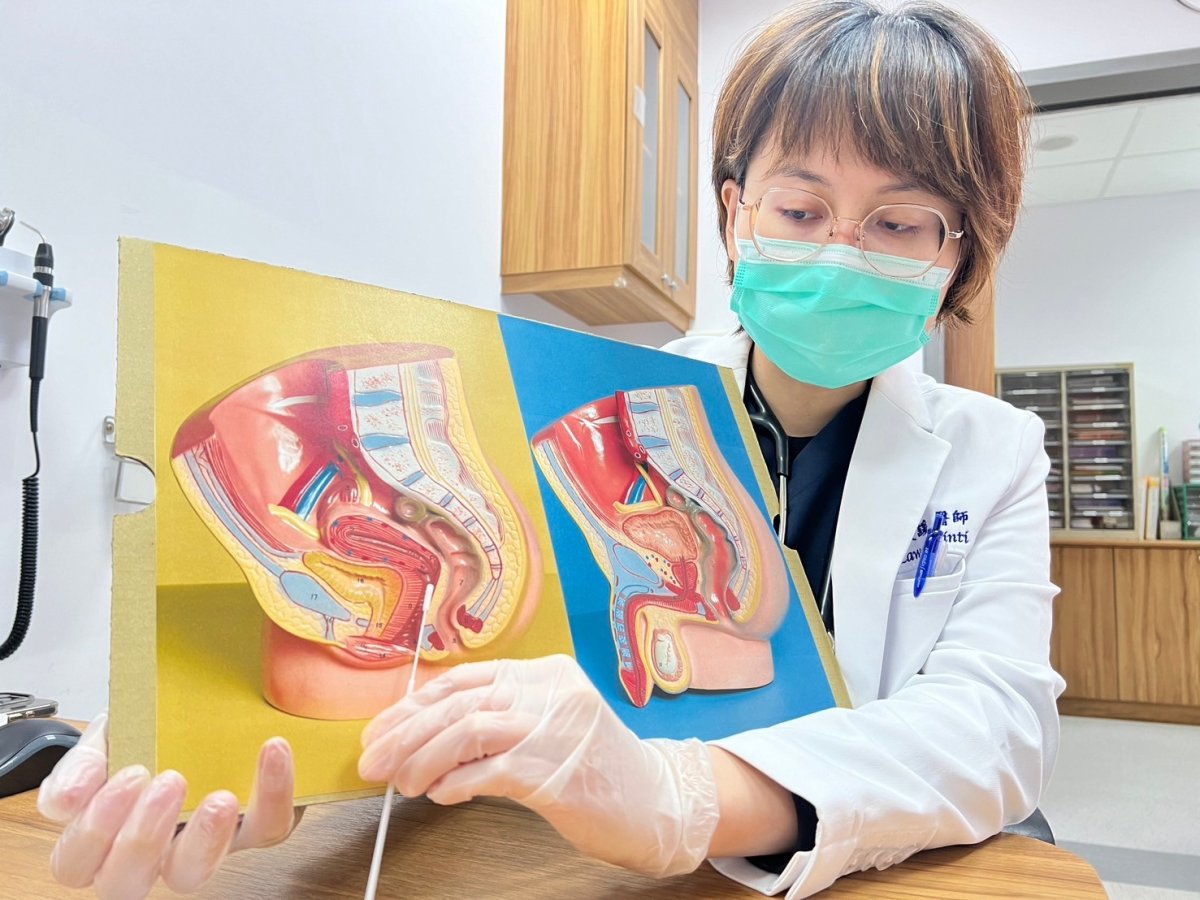 圖說臺中榮總感染科醫師黃薇諼示範以棉棒採檢