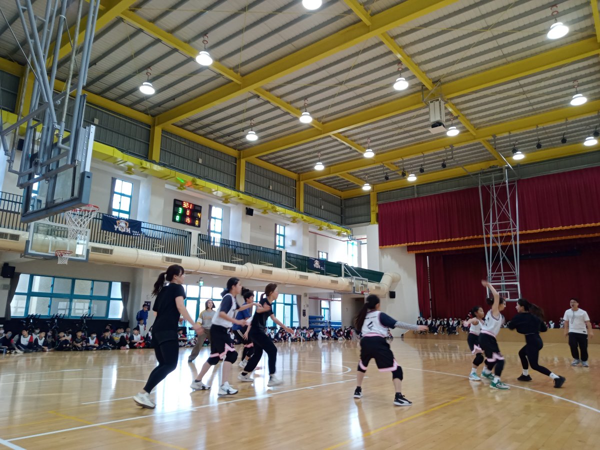 師生同場較勁切磋球技 0