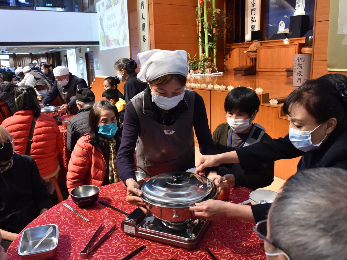 臺中慈濟本週六日共舉辦13場冬令發放1367戶照顧戶溫馨圍爐圖為慈濟民權聯絡處 1 0 copy