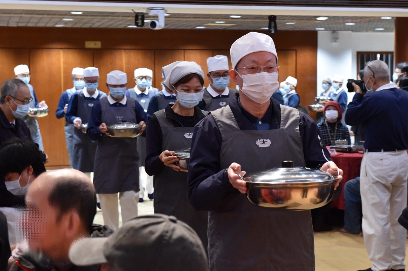 臺中慈濟本週六日共舉辦13場冬令發放1367戶照顧戶溫馨圍爐圖為慈濟民權聯絡處 2 0
